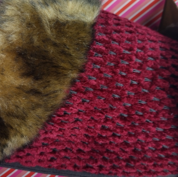 Totes Toasties Women' s Memory Foam Slippers XL ( 9/10) Wine Faux Fur NEW IN BOX - Picture 5 of 10